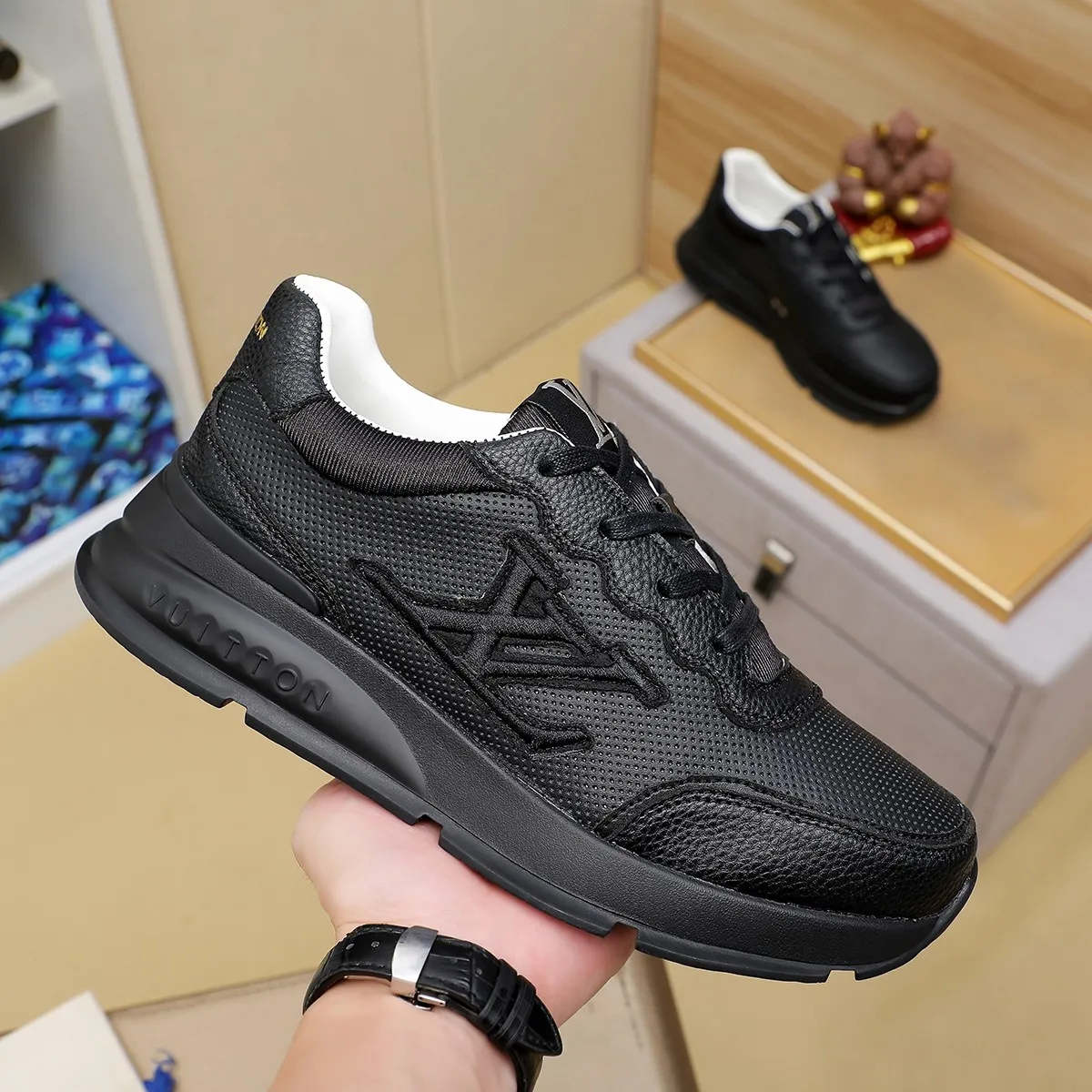 Ex-factory price: 440¥🌹🌹[LV Louis Vuitton] new low-top casual men's shoes. A must-have for fashionable men, new products are released in Hong Kong counters [strong], big-name style, European and American masters strongly create unique styles, comfortable on the feet, super soft outsole, super wear-resistant. Gives people a strong visual impact. Material: imported first-layer cowhide leather upper ➕rubber non-slip outsole, rubber graphics matching, 38 to 44